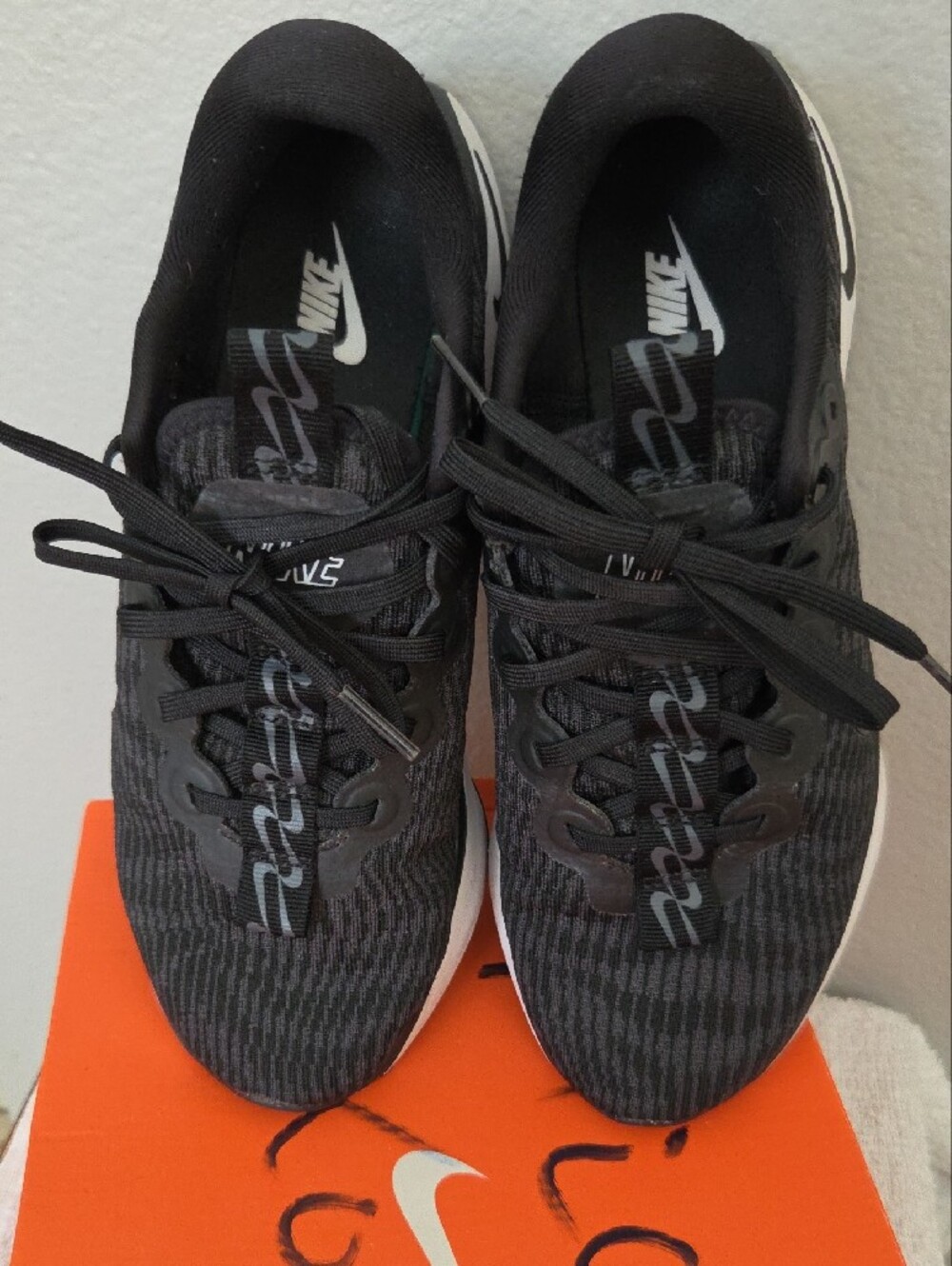 Nike Black and White Women’s Athletic Running Shoes - Picture 5 of 10